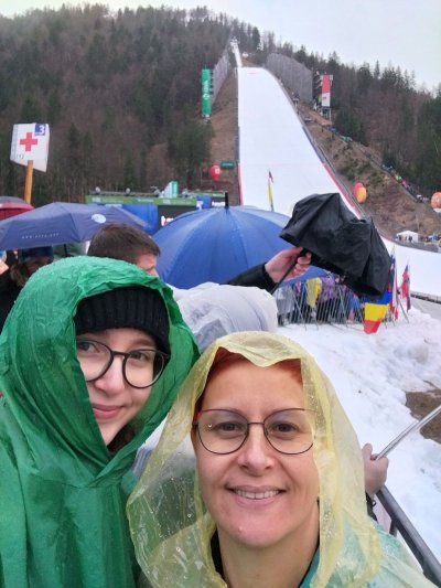 Vsako leto druzinsko obiščemo polete v Planici, ki nas zmeraj navdušijo. Super vzdušje, prelepa narava in lepi poleti. Najbolj pa mi ostaja v spominu spontano petje Zdravljice po zmagi R.Kranjca in 2.mestu P.Prevca leta 2016. Še danes imam kurjo polt. Slika pa iz leta 2025.