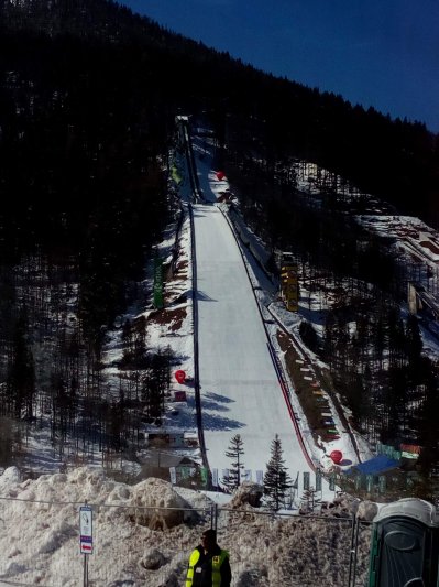 Ko sem stala pod velikanko v Planici sem imela občutek, da stojim pod goro iz jekla in sanj. Zrak je bil hladen a poln napetosti. Ko se je tekmovalec spustil po zaletišču je množica utihnila, nato pa eksplodirala v krik. Tisti trenutek, ko so tekmovalci poleteli nad dolino sem tudi jaz za sekundo poletela z njim. Srce mi je razbijalo, roke so se mi tresle in vedela sem da tega občutka ne bom nikoli pozabila. 