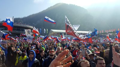 Tisoče ljudi, morje zastav, glasno navijanje in neverjetna pozitivna energija na enem mestu ustvarijo občutek, ki ga je težko opisati. Ko to doživiš v živo na Planici, razumeš, zakaj je ta dogodek za Slovence nekaj posebnega.
