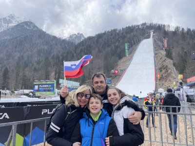 Planica, Planica, snežena kraljica....ko ta pesem zadoni po Dolini pod Poncami, se začne pravo planiško vzdušje. Leta 2024 je bilo posebno leto, saj se je tega leta od skokov poslovil naš skakalni šampion Peter Prevc. Ob vseh slovenskih zastavah, ki so plapolale v zraku in glasbenemu dodatku ter ob obujanju spominov vseh tistih uspehov, ki jih je dosegel v svoji bogati športni karieri, mislim, da so se vsakemu Slovencu tako tistemu, ki je stal tam in to doživljal v živo, tako kot tistemu pred televizijskim zaslonom orosile oči.Ta dogodek nam bo ostal za vedno v spominu!!