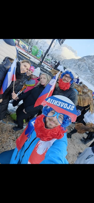 Moj zadnji obisk Planice je bil z ženo in njeno družino, ko smo skupaj pospremili zadnji poleg legende Petra Prevca. Letos bova z ženo ustvarila svojo družino in bi nama veliko pomenilo še zadnjič v dvoje pogledati našo velikanko in pričakati našega zlatega Domna, poleg tega pa je cela družina velika ljubiteljica skokov.Planica - dom svetovnih rekordov 