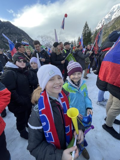 Planica zame vsako leto prinese nove lepe spomine, ne glede na rezultate naših tekmovalcev ali vreme ki ga doživimo na dan tekme. Definitvno pa imam najlepši spomin na lanskoletno Planico, ko se mi je izpolnila skrita želja in sem v živo imela priložnost videti svetovni rekord, za piko na i pa ga je postavil ravno Domen Prevc poleg tega je bilo celotno vzdušje tisti dan izjemno, vključno z vremenom.