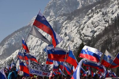 Planica nam  je postala nekakšna obveza vsako leto katere ne gre zamuditi. Je nekakšna pika na vse.... Je doživetje, je ponos, je adrenalin, je truma zastav..... Je pravi trenutek kjer občutiš svojo majhno državico, ki nosi tak biser... Kar malce hudo nam je ko je konec... In vedno si rečemo.... Naslednje leto spet pridemo... In komaj čakaš ta praznik... Hvala vsem našim skakalcem za adrenalinske zimske vikende.... 