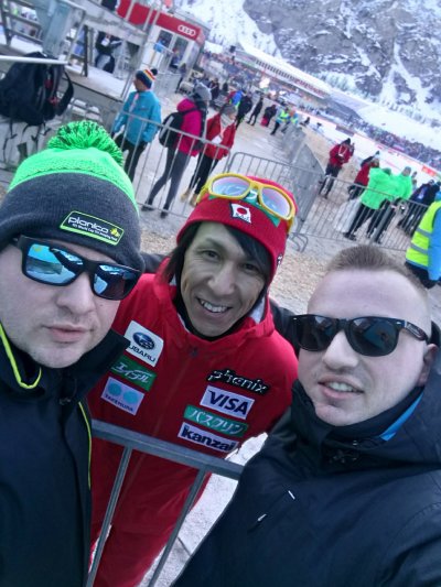 Davnega leta 2018 sem v Planici dobil enkratno priložnost. Z bratom, s katerim sva sicer vsako leto redna obiskovalca spektakla v dolini pod Poncami, sva uspela narediti selfie z legendo smučarskih skokov - Noriaki Kasai.