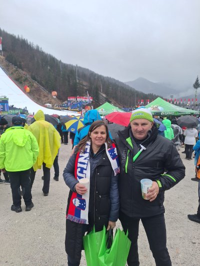 Bila sem prvič, bilo je nepozabno!Vsak bi moral doživeli to veselje, radost, druženje  in občutek da množica navijačev da piko na i celemu dogodku. 