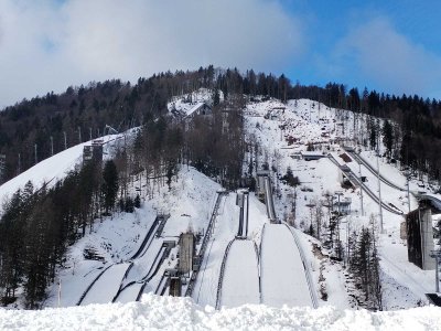 S partnerjem in dvoletno hcerko smo sli na obisk Planice in midve s hcerko sva se sankali in ogledali smo si lepote teh skakalnic