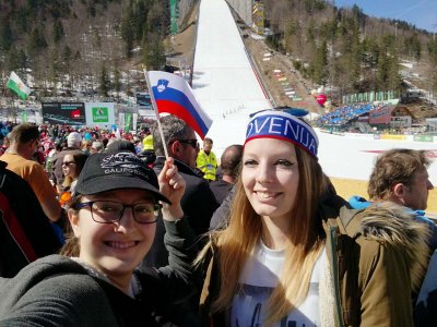 Spomin na tisti dan v Planici je preprost, a poseben. Kot gimnazijki sva se same z vlakom odpravili na skoke in že pot je bila prava mala pustolovščina.  Med množico navijačev sva navdušeni spremljali polete in navijali za naše letalce.