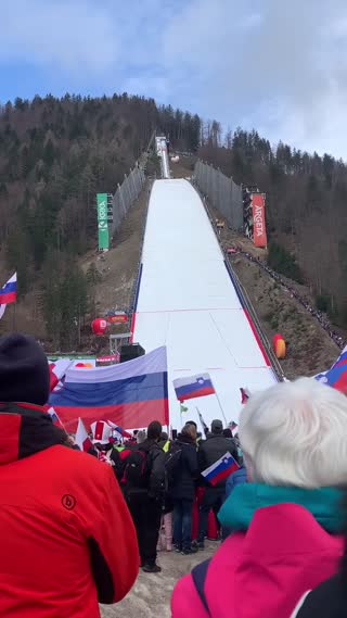 To je bilo leto 2023 in sicer je bil dan, ko je Cene Prevc opravil svoj zadnji skok v karieri. Bil je sladko slan občutek, čeprav je bilo neverjetno to videti v živo, je bilo še vedno žalostno. Sploh si ne morem predstavljati, kako je se je počutil, ko je končal tako čudovito kariero pred svojo domačo publiko na najboljši skakalnici. Res nepozaben trenutek.