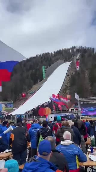 Planica je največji praznik in vsako leto z veseljem pridemo in podpiramo športnike. Najbolj mi bo ostalo v spominu rekord Domna Prevca ,pa seveda norega,in prijaznega vzdušja ,ki ga lahko pričara samo PLANICA 