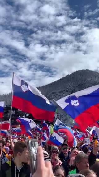 Ponosno plapotanje slovenskih zastav ravno pred skokom Domna Prevca. Res se je čutil slovenski ponos in nestrpnost pred samim skokom.