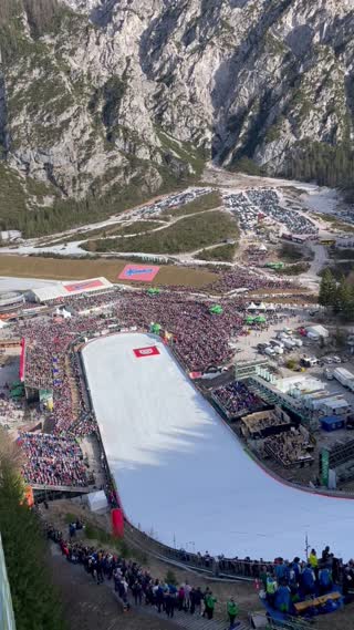 Moj najlepši utrinek iz Planice se je zgodil povsem nepričakovano. Med spremljanjem dogajanja sem se zapletel v pogovor z gospodom, ki je pozorno opazoval veter nad skakalnico. Kmalu sem izvedel, da je vremenar z ARSO. Z navdušenjem mi je razlagal, kako pomembno vlogo ima veter pri smučarskih skokih.Po kratkem pogovoru me je presenetil s povabilom v razgledni stolp. Od tam sem prvič videl Planico iz povsem druge perspektive. Ko je skakalec poletel čez dolino, je bil pogled od zgoraj res nerealna izkušnja.Tisti trenutek mi bo za vedno ostal v spominu, ne samo zaradi skokov, ampak zaradi nepričakovanega srečanja in pogleda na Planico, ki ga večina ljudi nikoli ne doživi.