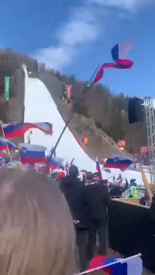 Vsako leto se vračamo družinsko v Planico. Nepozabni trenutki. Upam, da jih bomo enkrat lahko gledali skakati še bolj od blizu. 